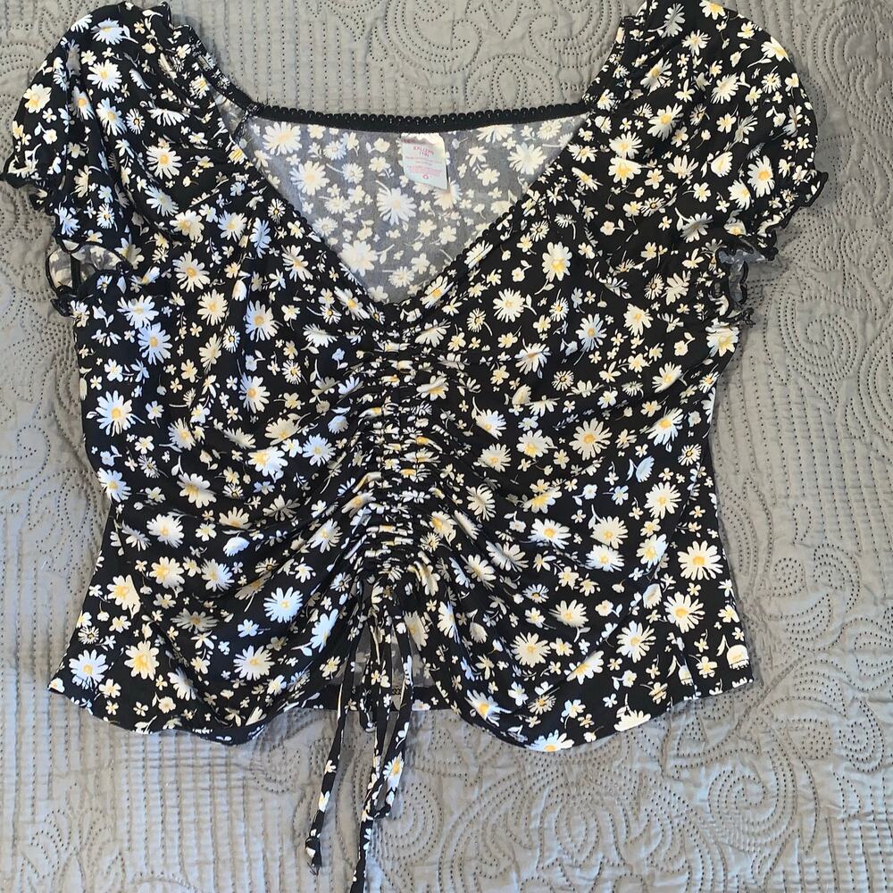 No Boundaries Women’s XXL Black Daisy Floral Ruched Top – Puff Sleeves